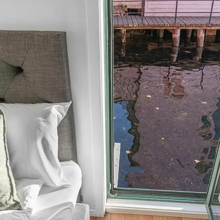 Seaside Apt. Catch Crabs From Your Bedroom Window! Appartement Bergen