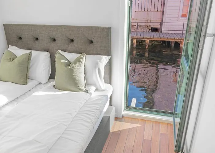 Seaside Apt. Catch Crabs From Your Bedroom Window!